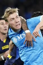 Drama Kiper Dadakan! Napoli Gagalkan Kemenangan Parma Lewat Gol Menit Akhir yang Tak Masuk Akal!